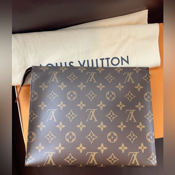 Like New Louis Vuitton Toiletry Pouch 26 - Picture 11 of 12